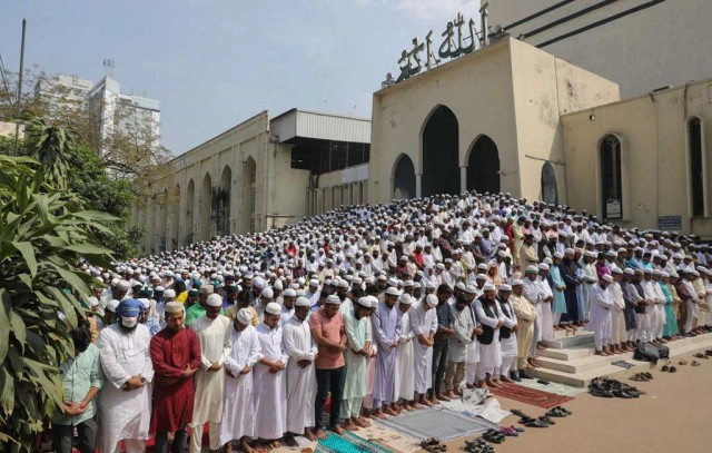 คนบังคลาเทศนับหมื่น รวมตัวสวดมนต์ขับไล่โควิด-19