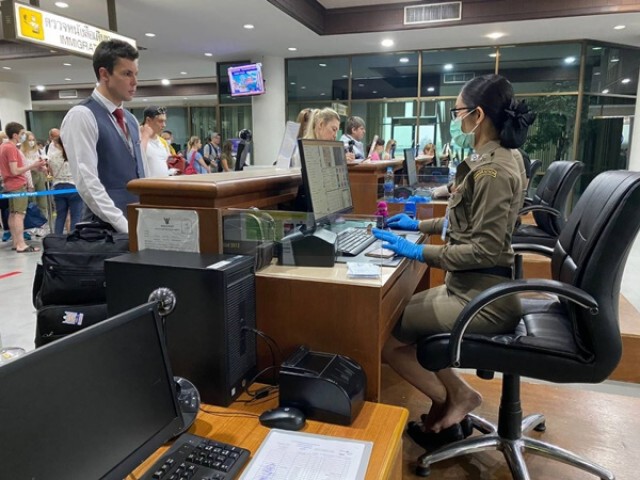 ตม.สุราษฎร์ฯคุมเข้ม คัดกรองนักท่องเที่ยวเข้าเมือง พบผู้ติดเชื้อแล้ว 1 ราย