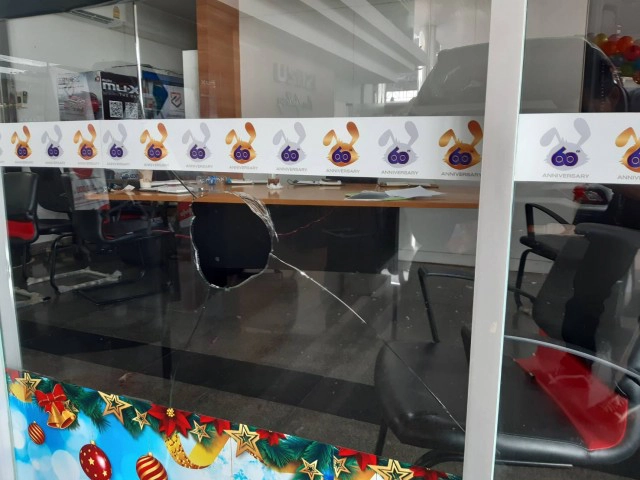 เกิดเหตุระทึกยิงกันภายในศูนย์จำหน่ายรถยนต์กลางเมืองนครปฐมเสียชีวิต 1 เจ็บ 2