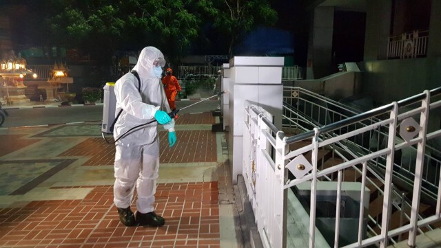 ทหารลุยฉีดฆ่าเชื้อโควิด-19 สนามมวยลุมพินี