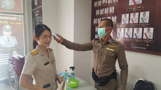 โรงพักเมืองเลย ตั้งจุดคัดกรอง-เจลล้างมือ