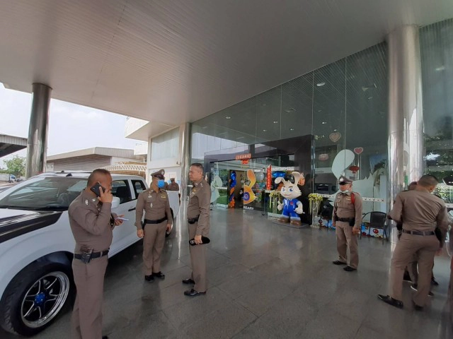 เกิดเหตุระทึกยิงกันภายในศูนย์จำหน่ายรถยนต์กลางเมืองนครปฐมเสียชีวิต 1 เจ็บ 2