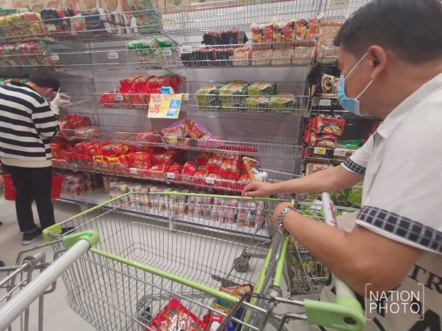 ปชช. เริ่มกักตุนอาหารหลังได้ยินข่าวปิดห้างฯ