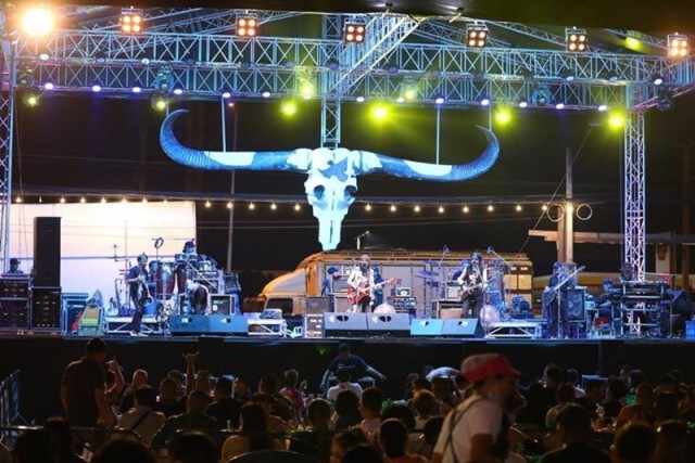 เด้งปลัดอำเภอแม่สอด เซ่น ปล่อย"แอ๊ด คาราบาว" เล่นคอนเสิร์ต