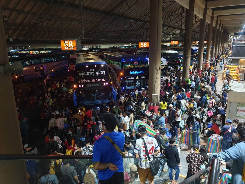 แรงงานแห่ กลับบ้าน 8 หมื่นคน แน่นหมอชิต แรงงานแห่ กลับบ้าน 8 หมื่นคน แน่นหมอชิต