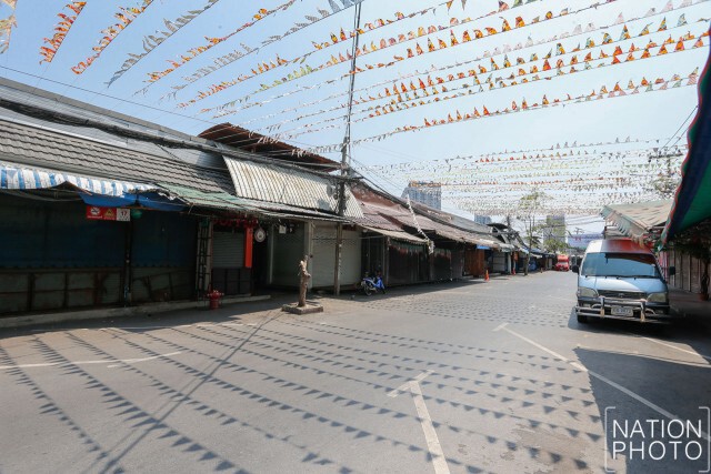 "ผู้ค้า" ในตลาดนัดสวนจตุจักร ทยอยขนย้ายสินค้า-สิ่งของในร้านออก