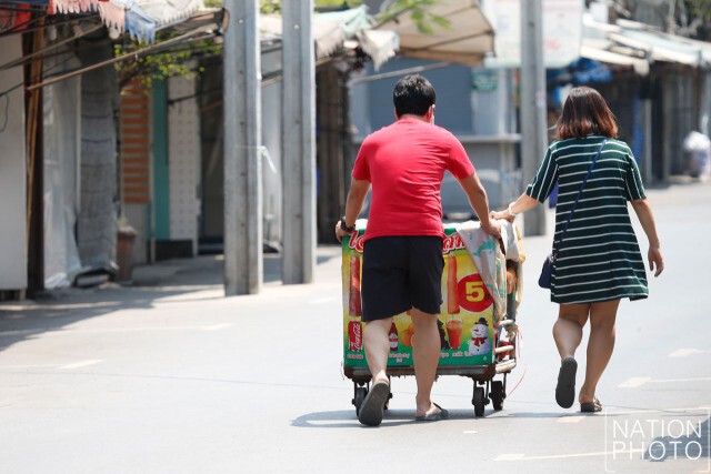 "ผู้ค้า" ในตลาดนัดสวนจตุจักร ทยอยขนย้ายสินค้า-สิ่งของในร้านออก