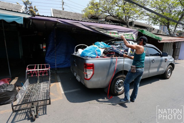 "ผู้ค้า" ในตลาดนัดสวนจตุจักร ทยอยขนย้ายสินค้า-สิ่งของในร้านออก