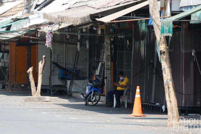 "ผู้ค้า" ในตลาดนัดสวนจตุจักร ทยอยขนย้ายสินค้า-สิ่งของในร้านออก