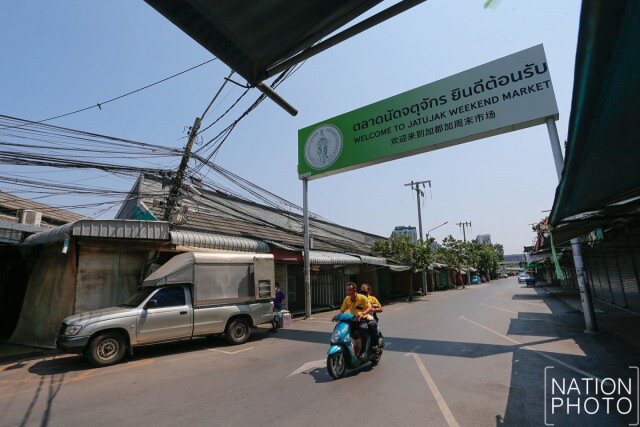 "ผู้ค้า" ในตลาดนัดสวนจตุจักร ทยอยขนย้ายสินค้า-สิ่งของในร้านออก