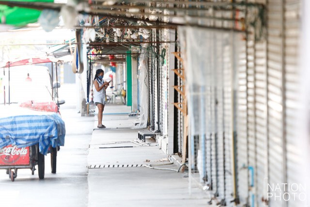 "ผู้ค้า" ในตลาดนัดสวนจตุจักร ทยอยขนย้ายสินค้า-สิ่งของในร้านออก