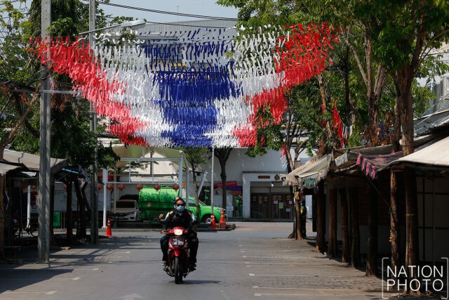 "ผู้ค้า" ในตลาดนัดสวนจตุจักร ทยอยขนย้ายสินค้า-สิ่งของในร้านออก