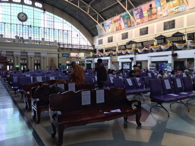 สถานีรถไฟหัวลำโพง เช้านี้ผู้โดยสารไม่หนาแน่น