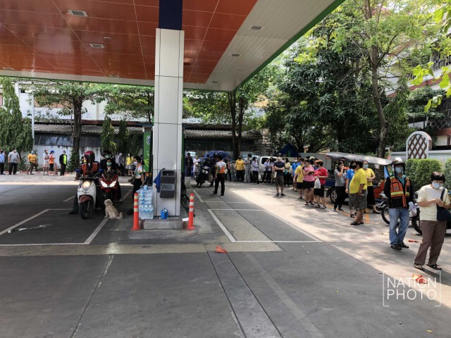 บางจาก ใกล้สถานี BTS ธนบุรี เเจกฟรีเจลแอลกอฮอล์