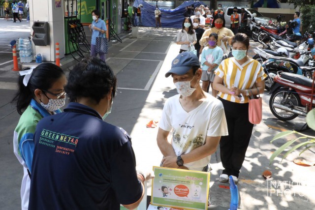 บางจาก ใกล้สถานี BTS ธนบุรี เเจกฟรีเจลแอลกอฮอล์