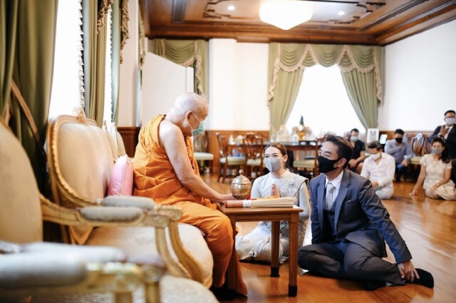 "กวาง" จูงมือ "น้ำหวาน" ขอพรสมเด็จพระวันรัต พร้อมประกาศเลื่อนงานแต่ง!