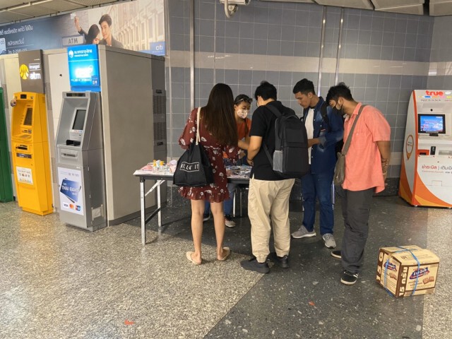 MRT เปิดพื้นที่ให้จำหน่ายหน้ากากผ้าฟรี