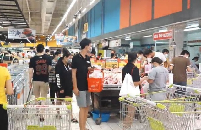 ปชช.แห่กว้านซื้อสินค้า ก่อน พ.ร.ก.ฉุกเฉินฯ มีผลบังคับใช้