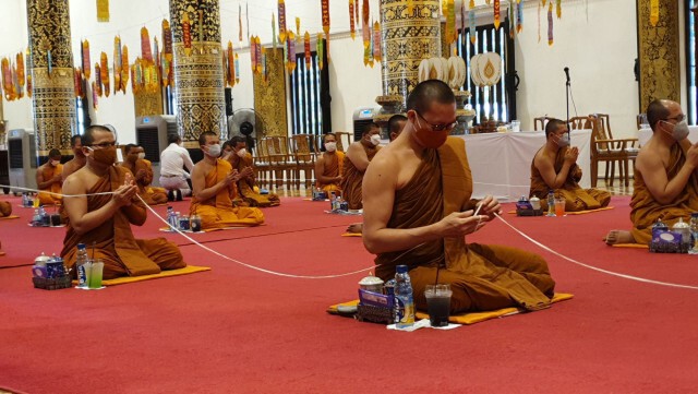 พระสงฆ์ ร่วมสวดพระพุทธมนต์ พร้อมๆกัน ปัดเป่าโควิด-19