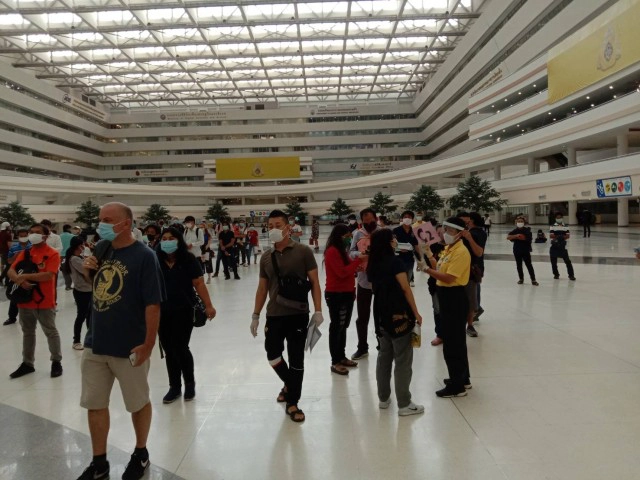 ต่างชาติแห่ต่อวีซ่าแน่น ตรวจคนเข้าเมือง1 ศูนย์ราชการฯ