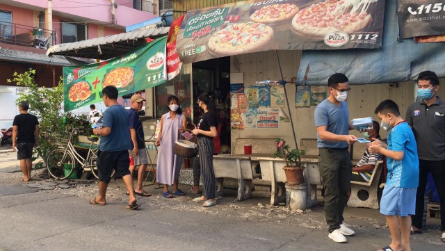 พันธ์ยศเดินหน้าช่วยสังคม  เเจกหน้ากากอนามัย​ ต้านไวรัส​ Covid​19