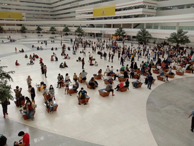 ต่างชาติแห่ต่อวีซ่าแน่น ตรวจคนเข้าเมือง1 ศูนย์ราชการฯ