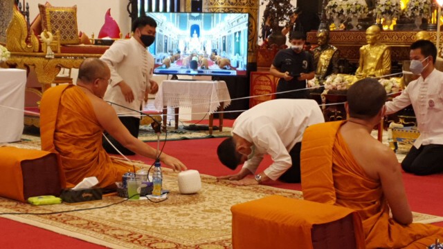 พระสงฆ์ ร่วมสวดพระพุทธมนต์ พร้อมๆกัน ปัดเป่าโควิด-19