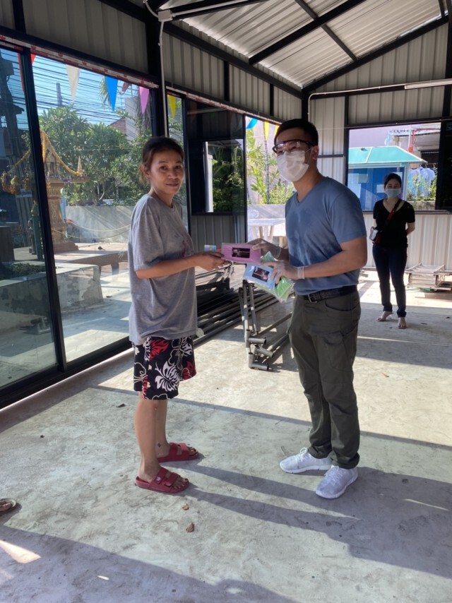 พันธ์ยศเดินหน้าช่วยสังคม  เเจกหน้ากากอนามัย​ ต้านไวรัส​ Covid​19
