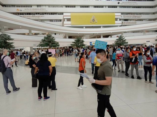ต่างชาติแห่ต่อวีซ่าแน่น ตรวจคนเข้าเมือง1 ศูนย์ราชการฯ
