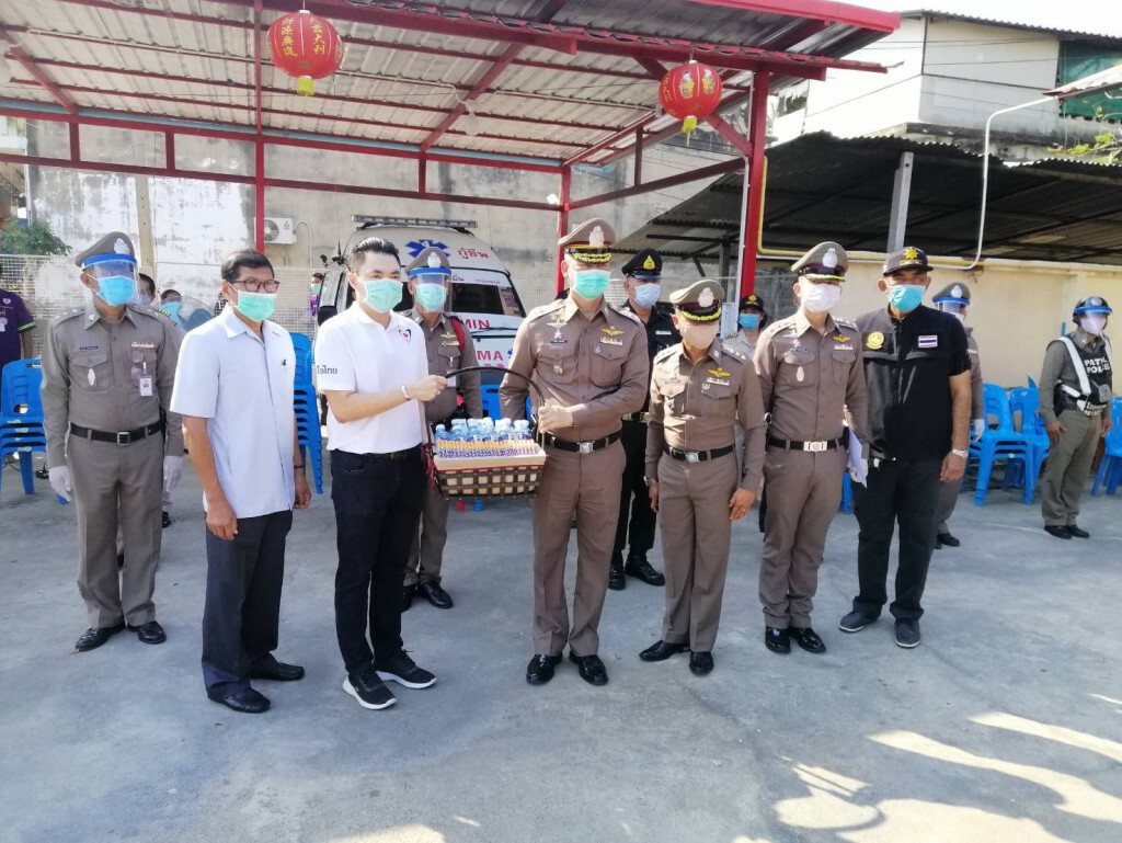 ส.ส. เมืองกาญ แจกสเปรย์แอลกอฮอล์ หวังบรรเทาความเดือดร้อน ปชช. ส.ส. เมืองกาญ แจกสเปรย์แอลกอฮอล์ หวังบรรเทาความเดือดร้อน ปชช.