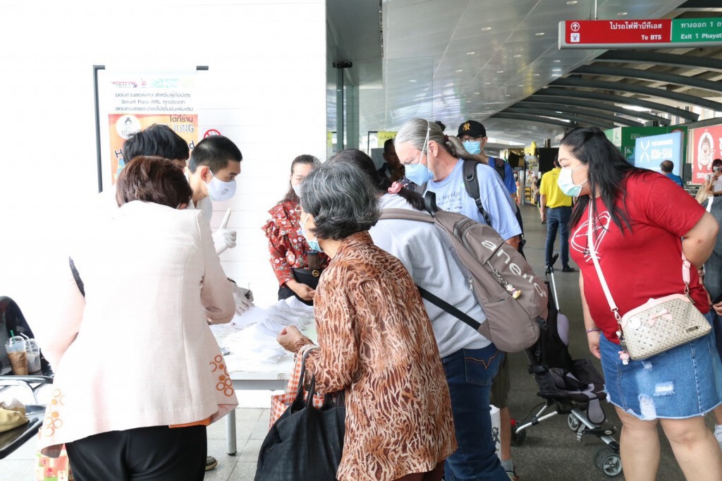 รถไฟฟ้าแอร์พอร์ต เรล ลิงก์ จำหน่ายหน้ากากอนามัย แบบเก๋ไก๋ ไม่ซ้ำใคร มาตรฐานกรมวิทยาศาสตร์ การแพทย์ รถไฟฟ้าแอร์พอร์ต เรล ลิงก์ จำหน่ายหน้ากากอนามัย แบบเก๋ไก๋ ไม่ซ้ำใคร มาตรฐานกรมวิทยาศาสตร์ การแพทย์