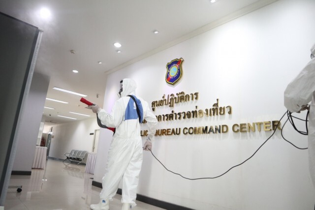 ภาคเอกชนเดินหน้าพ่นฆ่าเชื้อโควิด-19 ตำรวจท่องเที่ยวสุวรรณภูมิ