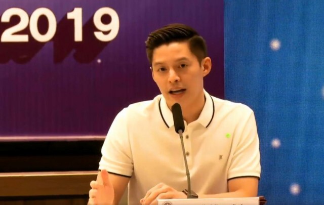 ชาวเน็ตกรี๊ดเเตก! รัวไลค์รัวเลิฟ "ที่ปรึกษารัฐมนตรี" ในการเเถลงสถานการณ์โควิด-19