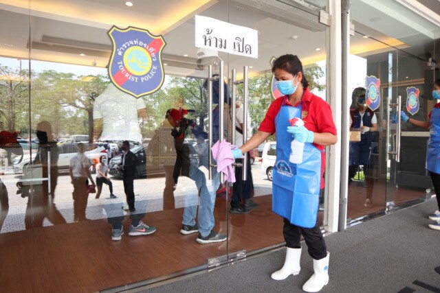 ภาคเอกชนเดินหน้าพ่นฆ่าเชื้อโควิด-19 ตำรวจท่องเที่ยวสุวรรณภูมิ