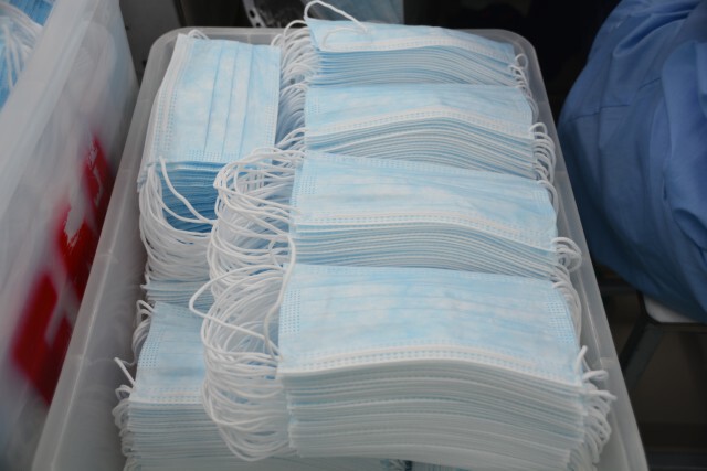 พาณิชย์จับกุมผู้ค้าหน้ากากอนามัยเกินราคาแล้ว 216 ราย