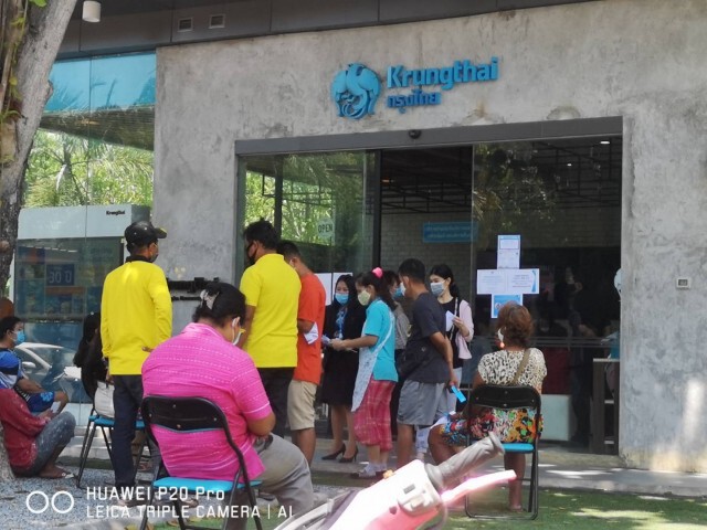 ปชช.ออหน้าธนาคาร รอเปิดบช.ธนาคาร รับเงินชดเชย 5 พัน