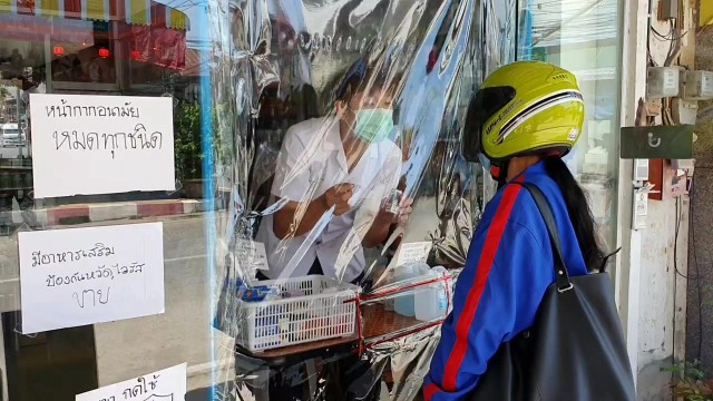 ร้านขายยาโคราช ปิ๊งไอเดีย! ปรับตัวสู้โควิด-19 ปรับรูปแบบการขาย