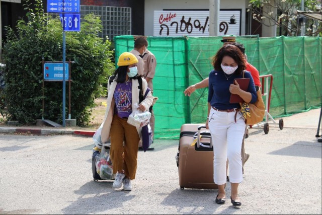 83 คนไทยจากอิตาลี ปลอดเชื้อไวรัสส่งกลับบ้าน หลังเข้ากักกันตัวที่สัตหีบ