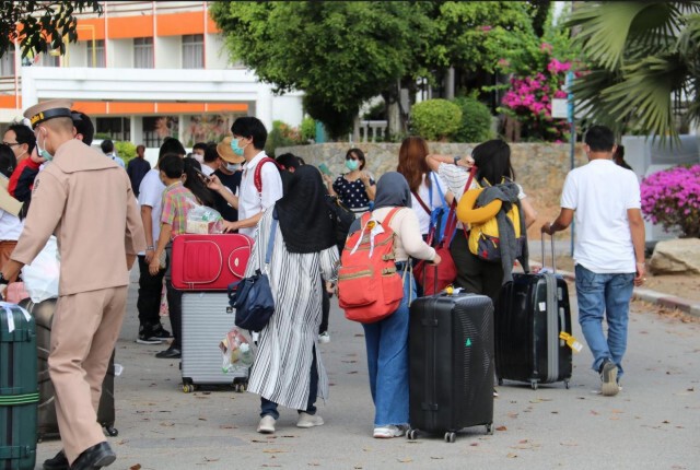 83 คนไทยจากอิตาลี ปลอดเชื้อไวรัสส่งกลับบ้าน หลังเข้ากักกันตัวที่สัตหีบ