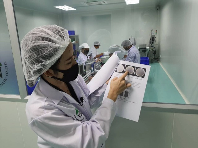 เช็คชัดๆ คลายสงสัย "แอลกอฮอล์ล้างมือ" ต้องติดไฟ ไม่มีฟอง ลบหมึกได้จริงหรือไม่