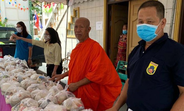คนไทยไม่ทิ้งกัน เจ้าอาวาสวัดสะพาน เขตคลองเตย แจกอาหารปชช.