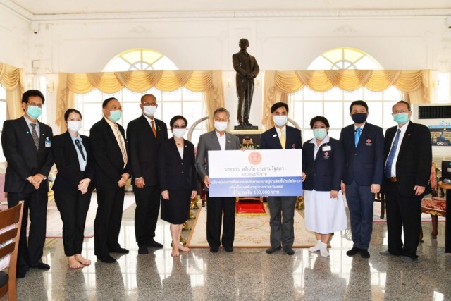 "ชวน" และคณะทำงานบริจาคเงินให้ 4 รพ. สมทบซื้ออุปกรณ์การแพทย์