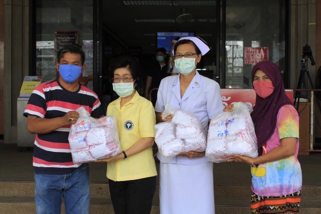 เจ้าของร้านไก่ทอดชื่อดังเมืองสุราษฎร์ฯ จัดข้าวเหนียวไก่ทอดกว่า150ชุด นำไปมอบให้ทีมแพทย์และพยาบาล