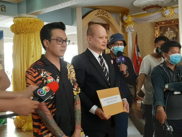 ผบช.น. สั่งเด้งตำรวจท่าพระ ตั้งด่านยัดข้อหา-รีดเงิน "เน็ตไอดอลชื่อดัง"