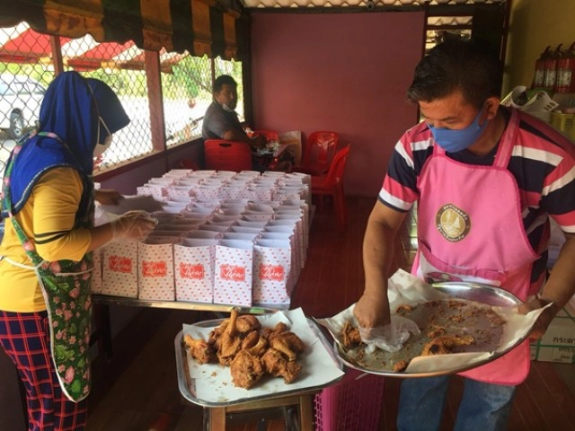 เจ้าของร้านไก่ทอดชื่อดังเมืองสุราษฎร์ฯ จัดข้าวเหนียวไก่ทอดกว่า150ชุด นำไปมอบให้ทีมแพทย์และพยาบาล