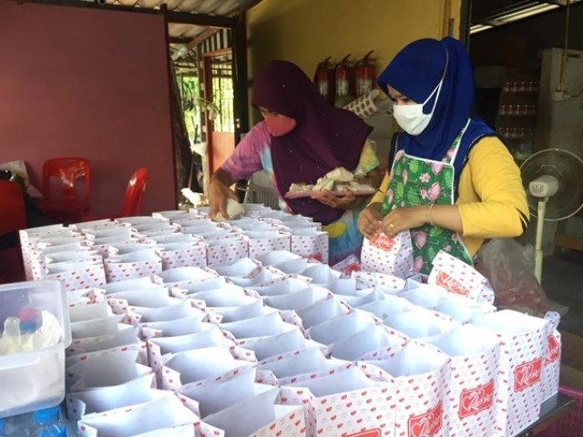 เจ้าของร้านไก่ทอดชื่อดังเมืองสุราษฎร์ฯ จัดข้าวเหนียวไก่ทอดกว่า150ชุด นำไปมอบให้ทีมแพทย์และพยาบาล