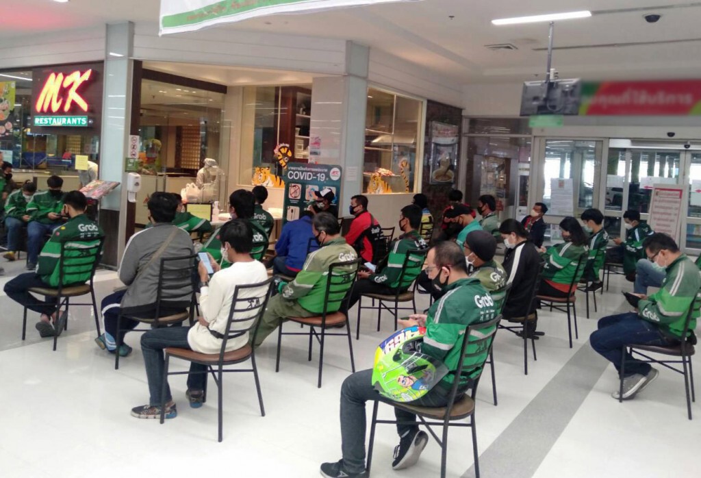 เอ็มเคฯ จัดระเบียบพนักงานรับ-ส่งอาหารหน้าร้าน