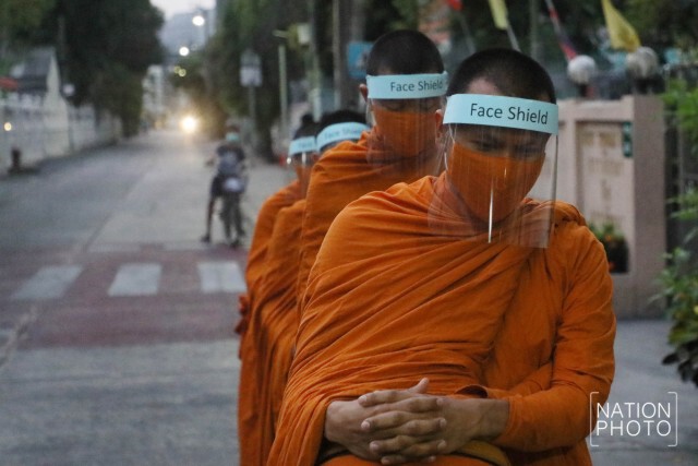 พระใส่ Face Shield ออกบิณฑบาต ป้องกันโรค "โควิด-19"