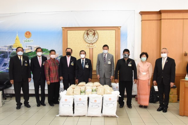 มอบข้าวสารแจกบุคลากรสำนักงานวุฒิสภา ลดภาระช่วงโควิด-19 ระบาด