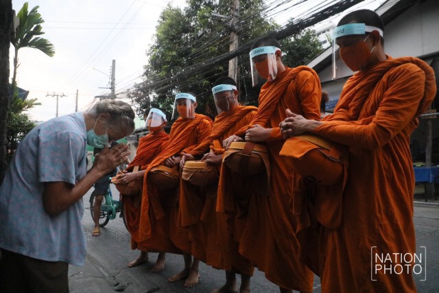 พระใส่ Face Shield ออกบิณฑบาต ป้องกันโรค "โควิด-19"